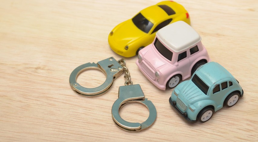 Three people discussing a misleading contract